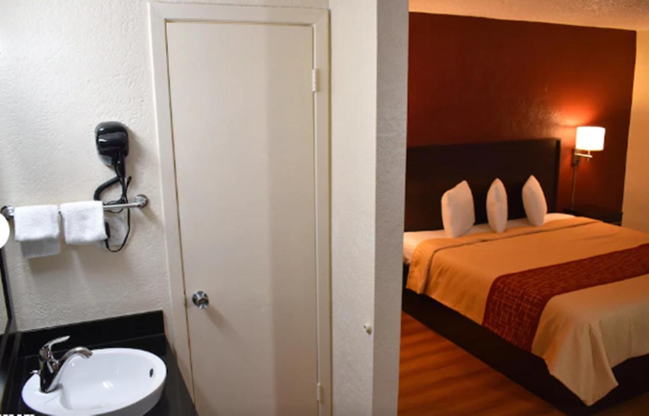 Red Roof Inn San Antonio Northeast - Rittiman Rd Екстериор снимка