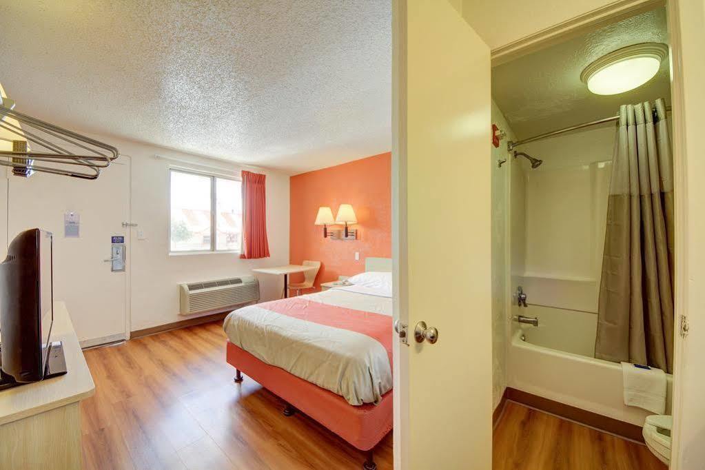 Red Roof Inn San Antonio Northeast - Rittiman Rd Екстериор снимка