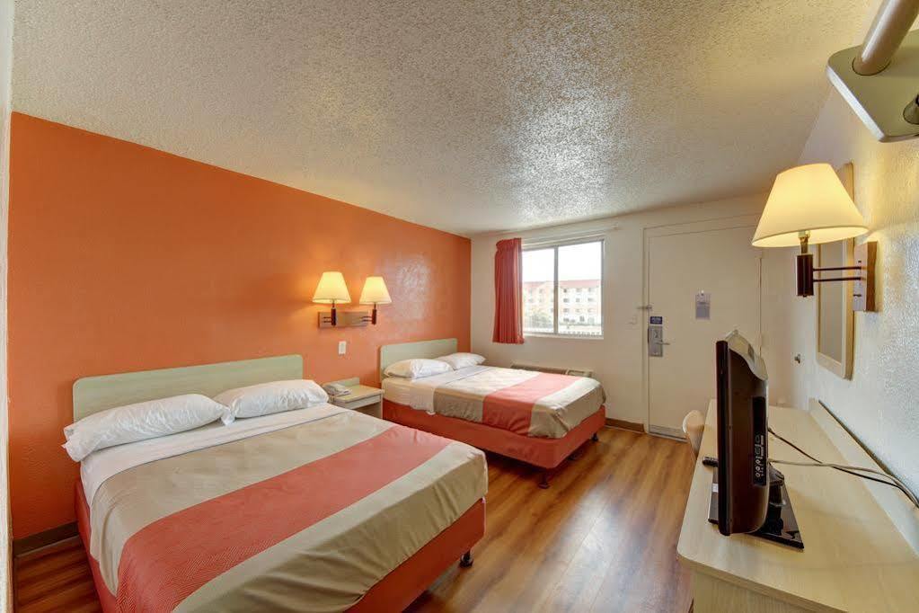 Red Roof Inn San Antonio Northeast - Rittiman Rd Екстериор снимка